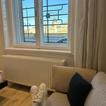 Klarahome Danube With Parliament View Budapest