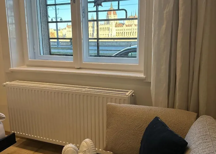 Klarahome With Parliament View Budapest