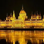 Klarahome With Parliament View Budapest