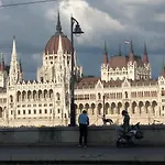 Klarahome With Parliament View * Budapest